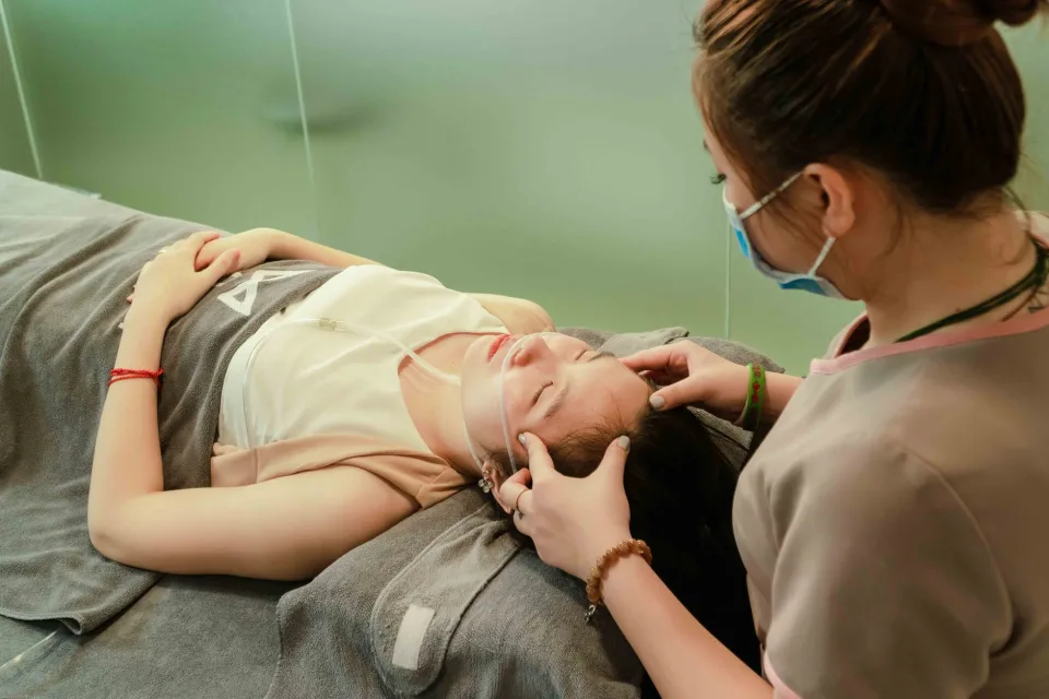 Kỹ thuật viên đang chăm sóc khách